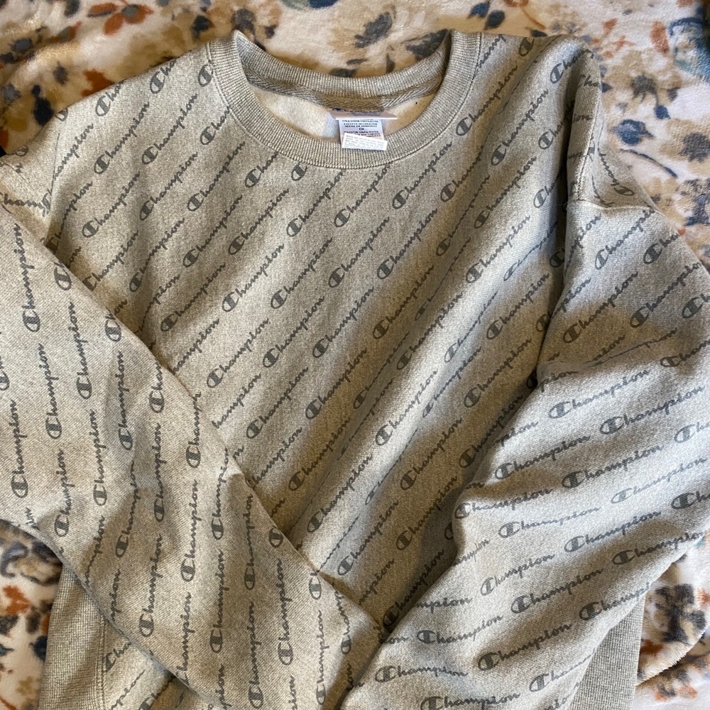 I’m selling this sweatshirt